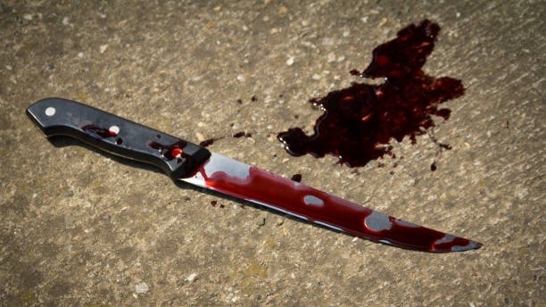 En Santa Lucía, intentó clavarle un cuchillo a su ex en la oreja y la golpeó brutalmente