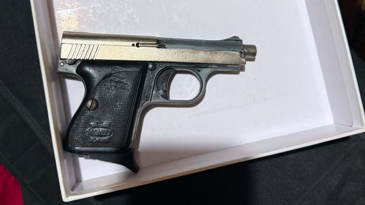 Lo palparon durante un operativo y descubrieron que llevaba un arma