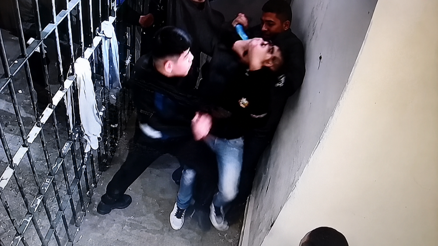 Difundieron el video de la golpiza del policía al preso esposado en Concepción