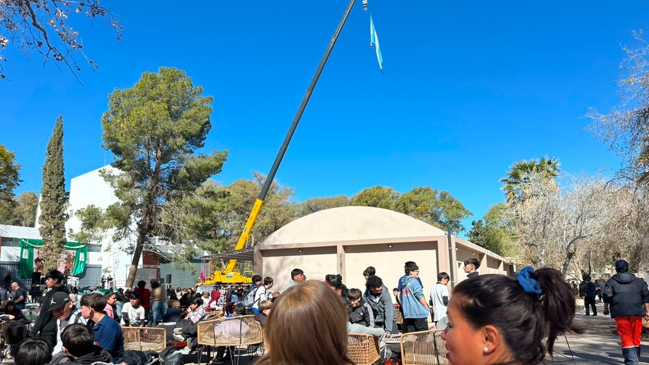 Histórico izamiento de una bandera argentina en el encuentro agrotécnico