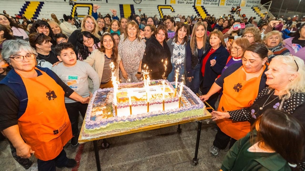 Con bingo y sorteos, adultos mayores vivieron una tarde especial 