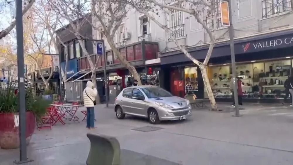 Un auto circuló por la Peatonal Tucumán con total liviandad