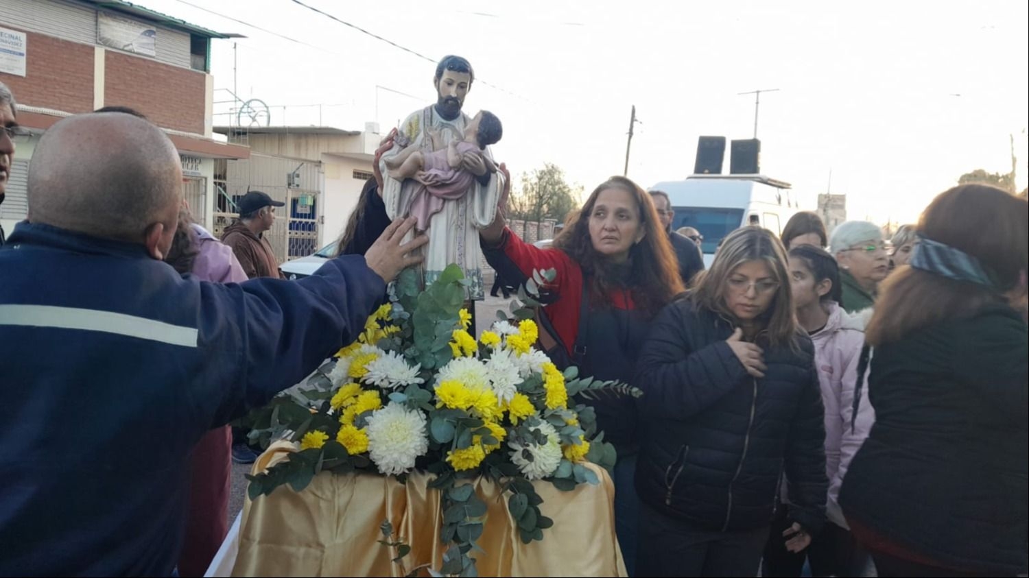 San Cayetano reunió a decenas de fieles en una procesión por Capital