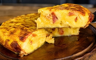 Cómo hacer la tortilla viral de 10 huevos cocida a las brasas