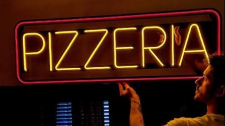 Le cayó encima el cartel de una pizzería y el local deberá pagarle $27.000.000