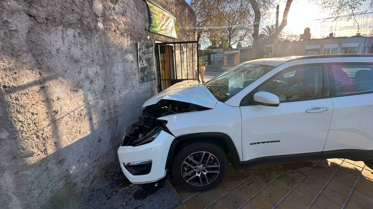 Chocaron dos camionetas en Capital y una terminó contra una casa
