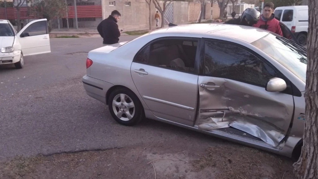 Chocó contra un auto para evitar el semáforo y una mujer terminó herida