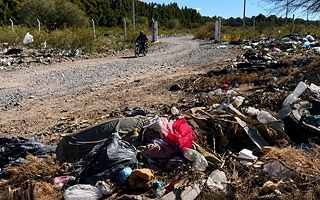 Zonda: basural de calle San Martín sigue activo a metros de viviendas