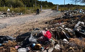 Zonda: basural de calle San Martín sigue activo a metros de viviendas