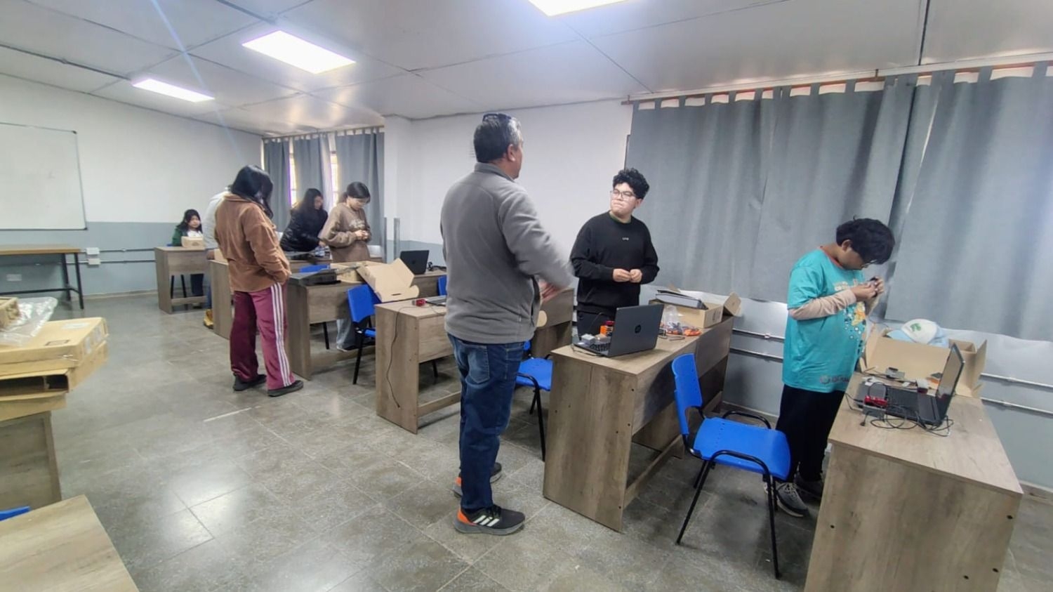 Chicos aprenderán robótica en los centros tecnológicos en departamentos mineros