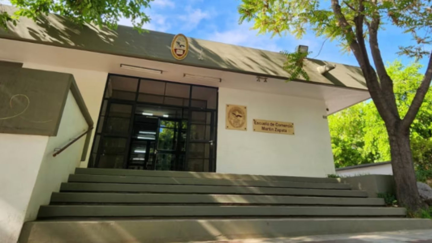 Proyectó contenido sexual frente a alumnos y lo apartaron de la escuela