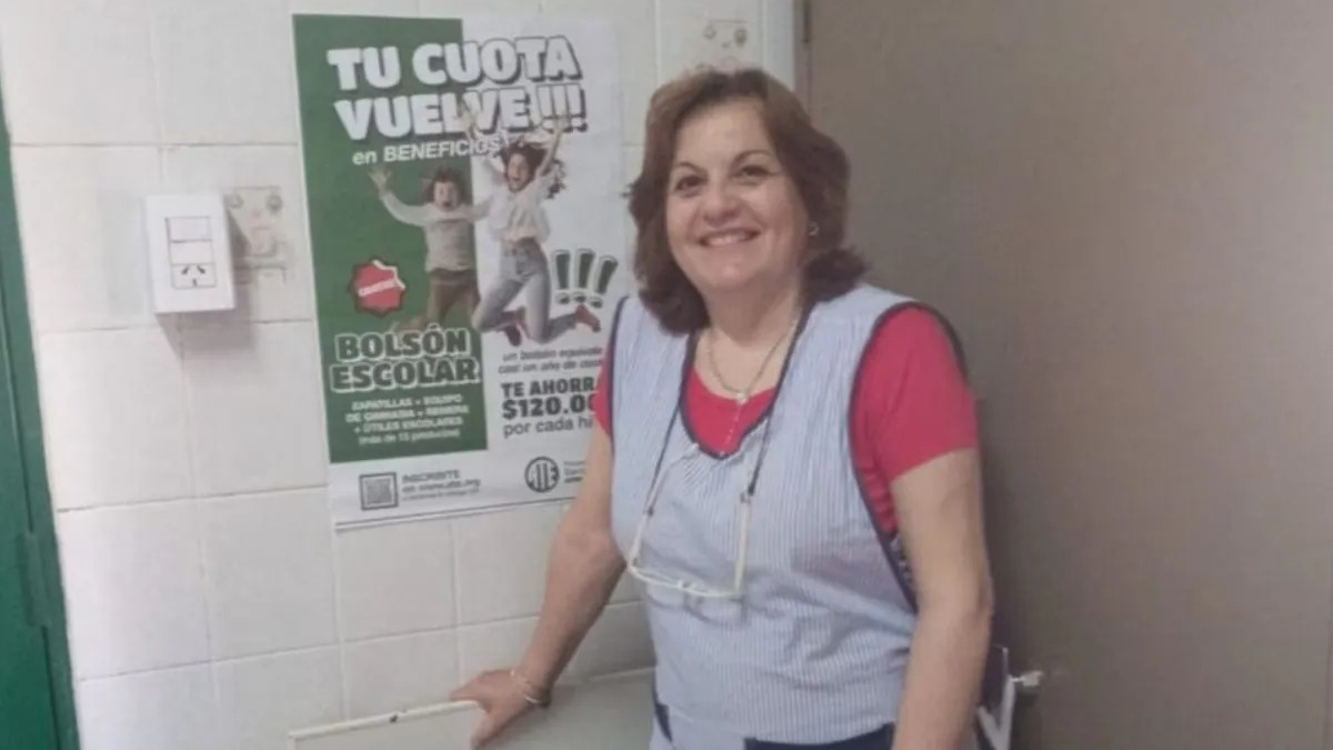 La esperó al salir de la escuela, la atropelló y la asesinó a puñaladas