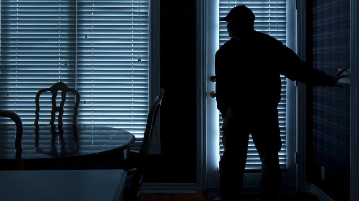 Salió de su casa y cuando volvió descubrió que le robaron $1.300.000