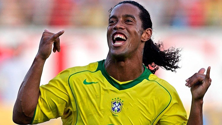 Ronaldinho ofertó millones para comprar al histórico AS Mónaco