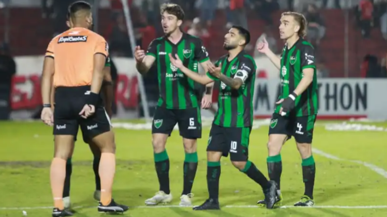 Pararon al árbitro que cobró el polémico penal contra San Martín en Tucumán