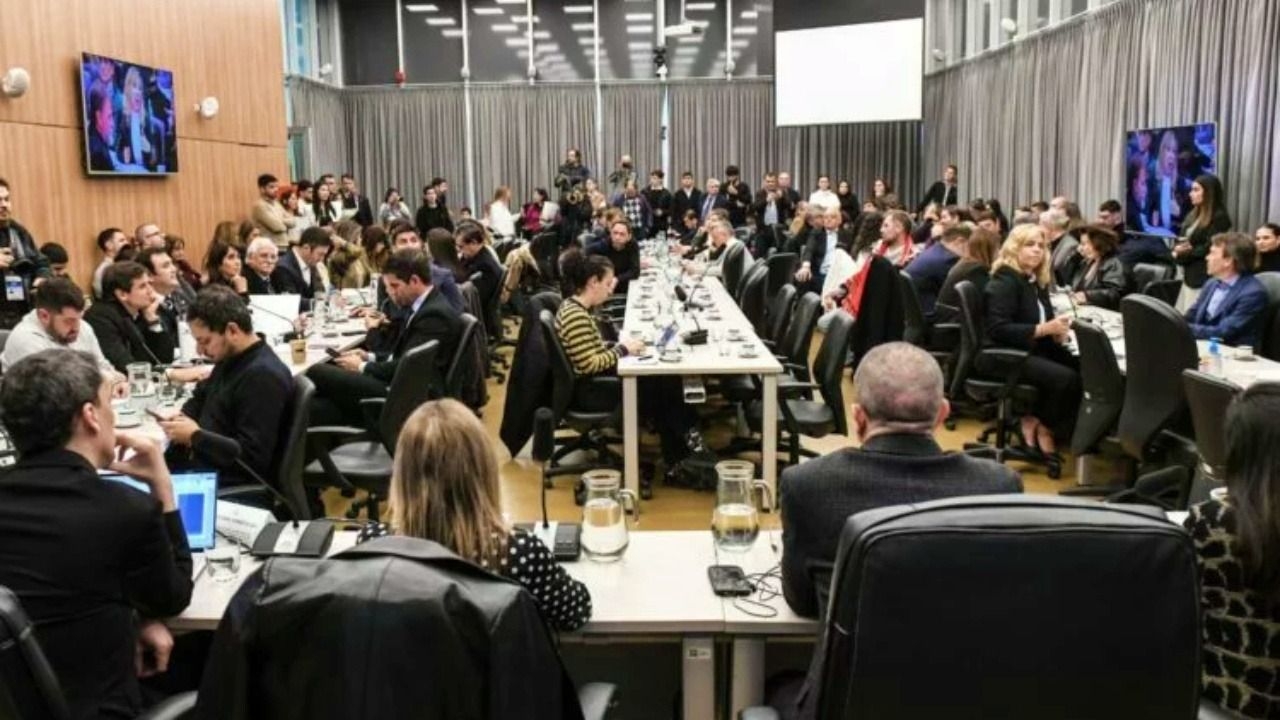 El oficialismo excluyó a los funcionarios de Inocencia Fiscal y avanzó con el dictamen