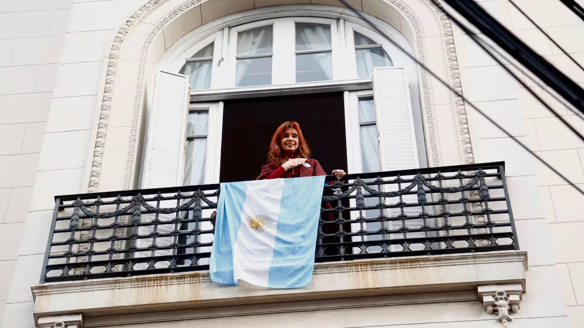 La Justicia embargó el departamento donde vive Cristina Kirchner