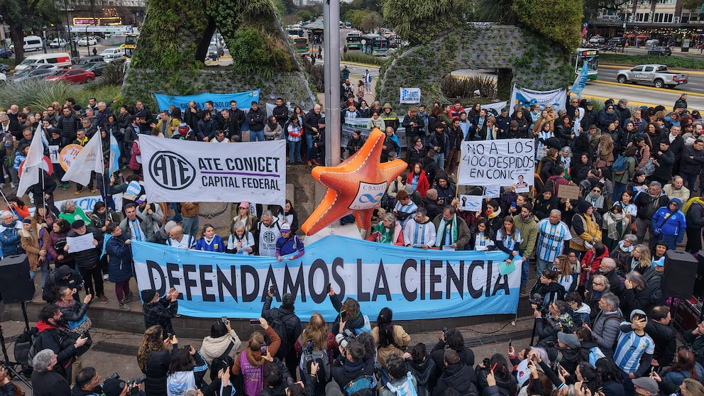 Científicos marcharon al Obelisco y denunciaron un “cientificidio”
