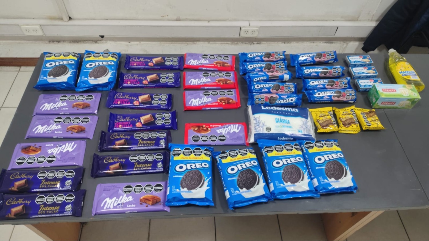 Los descubrieron por las cámaras cuando intentaban robar mercadería y los atraparon