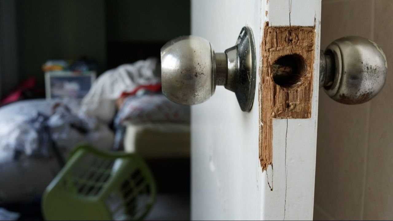 Robaron en la casa de un abogado y antes de escapar se pusieron a beber alcohol