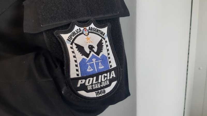 Echaron a un policía de San Juan por violencia de género y un choque fatal