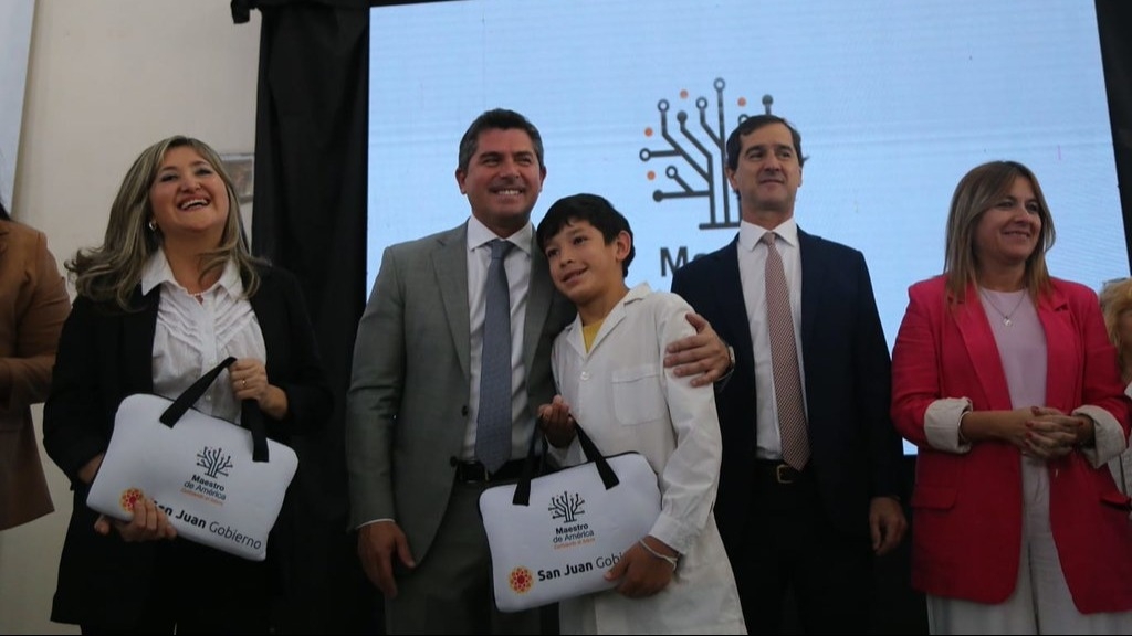 Orrego amplía el Plan Educativo con 50.000 computadoras para estudiantes