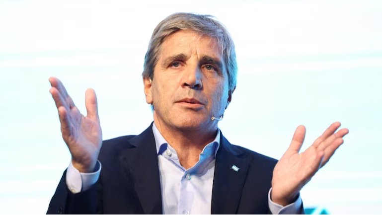 Caputo anunció cambios en los préstamos en dólares para empresas