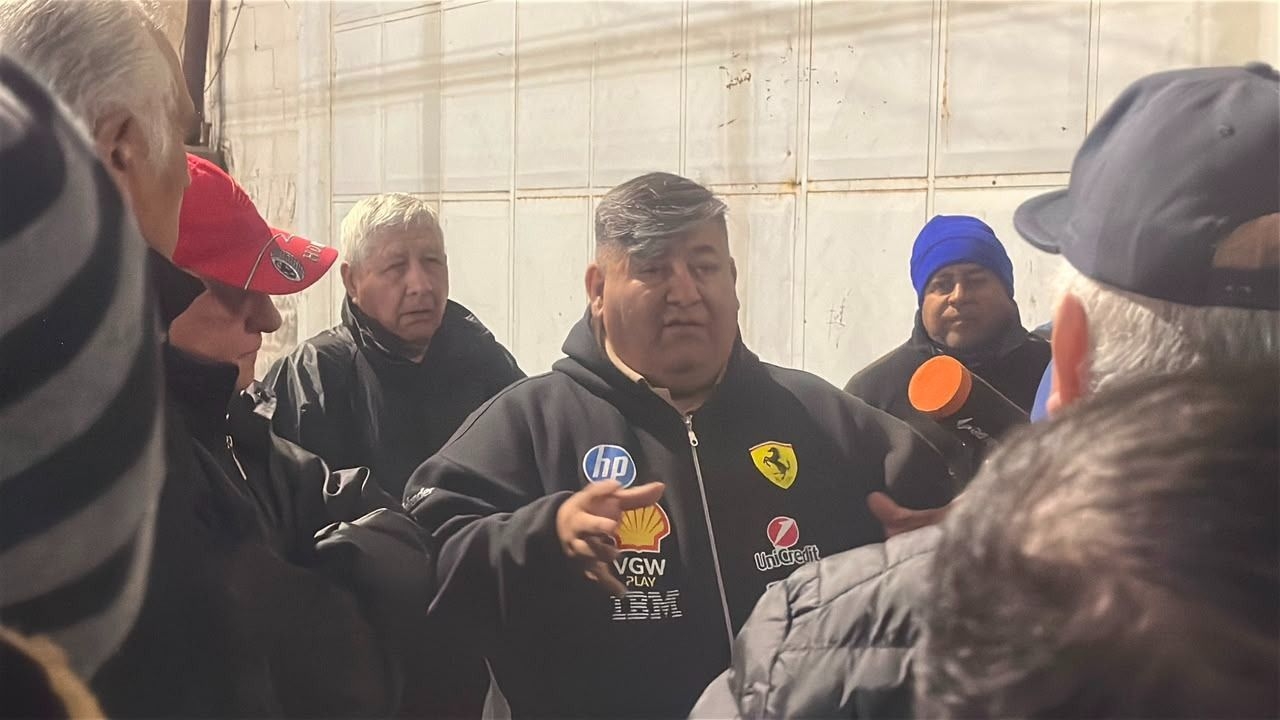 La dirigencia de Unión llevó calma a la hinchada y se comprometió en saldar la deuda al plantel