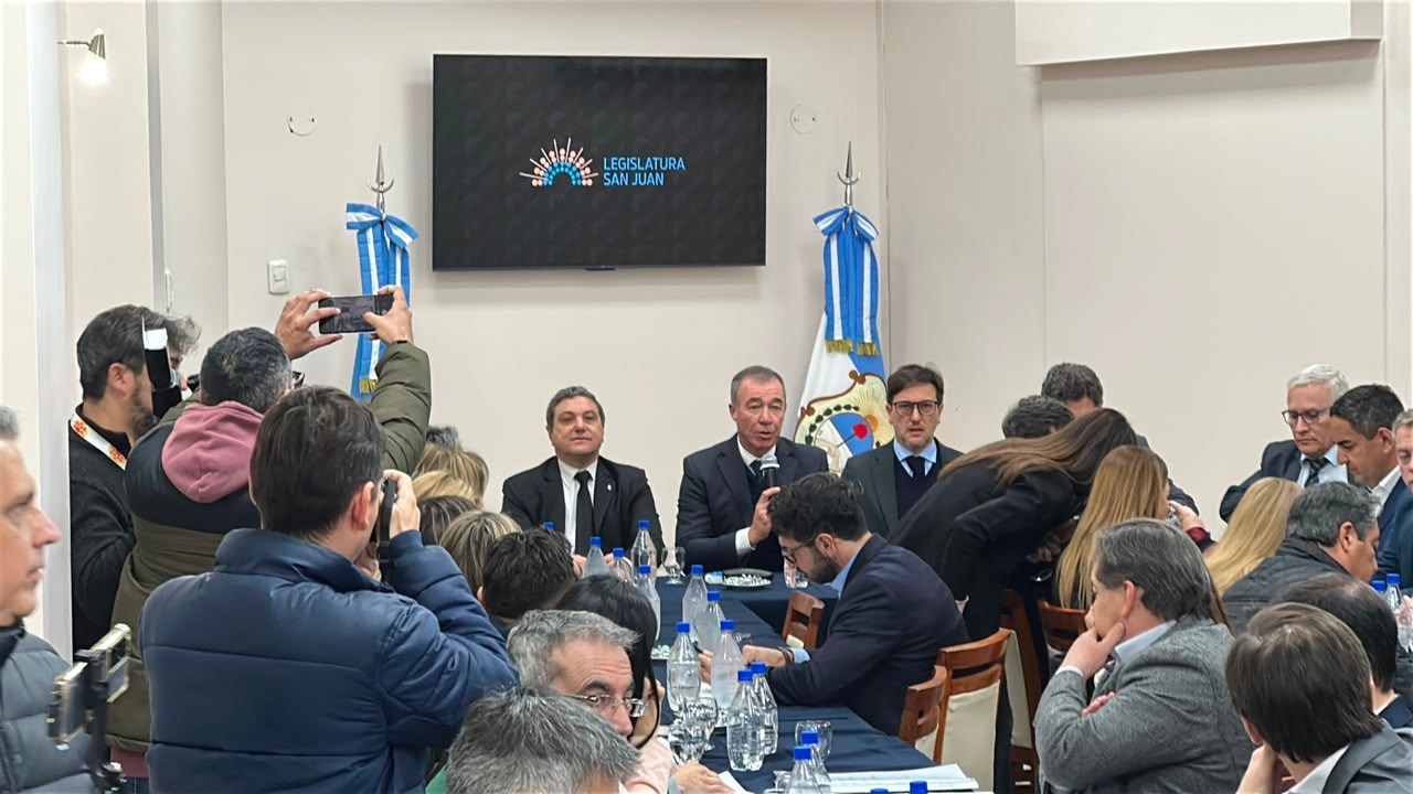 El Gobierno explica a diputados el acuerdo con Vicuña por US$250 millones