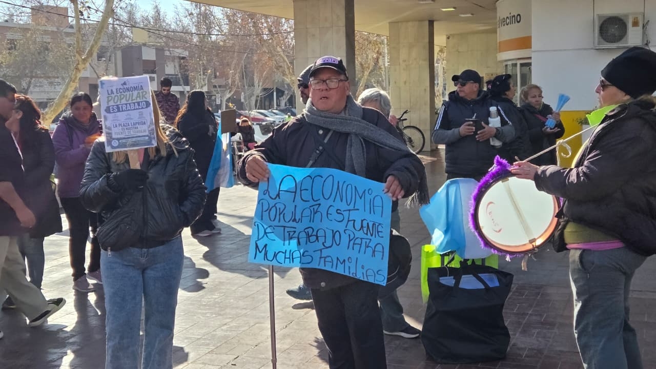 Feriantes se movilizaron contra el cierre de la Plaza Laprida