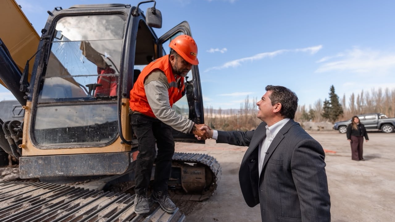 Orrego anunció el primer parque solar híbrido comunitario de San Juan