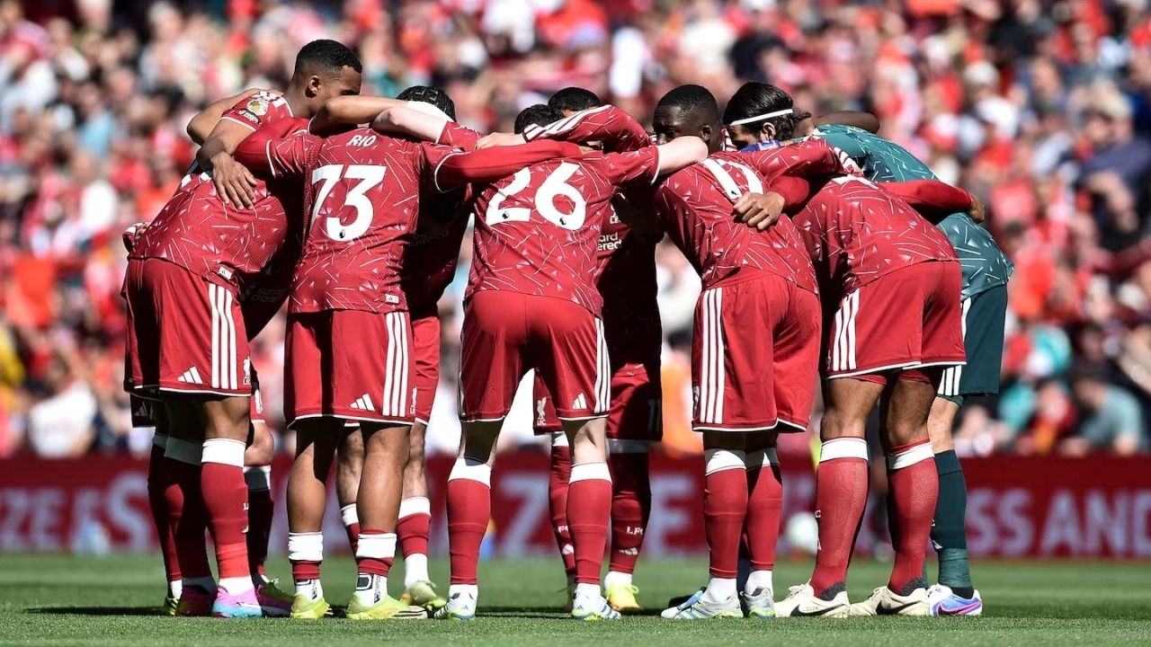 Jeff Bezos se mete en el fútbol: compró una participación del Liverpool