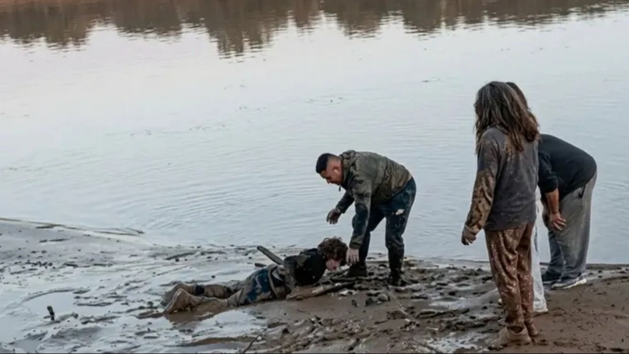 Un gendarme salvó a un niño y a su padre que quedaron atrapados en el barro