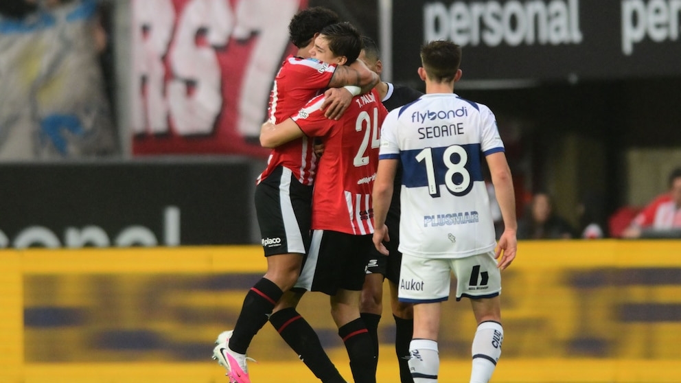 Estudiantes goleó 4-0 a Gimnasia y se quedó con el clásico platense