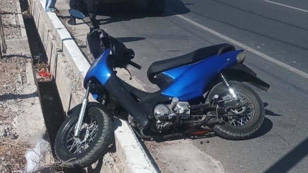 Por culpa de un bache, una mujer cayó en su moto y terminó en el hospital