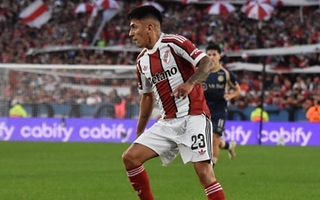 Debutó Thiago Almada en River y el Monumental lo recibió con una ovación