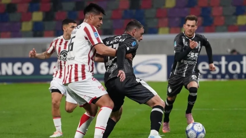 Instituto ganó sobre la hora y se subió a la cima del Torneo Clausura