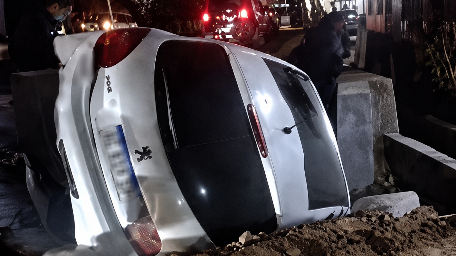 Un auto protagonizó un aparatoso vuelco cerca del barrio Valle Grande
