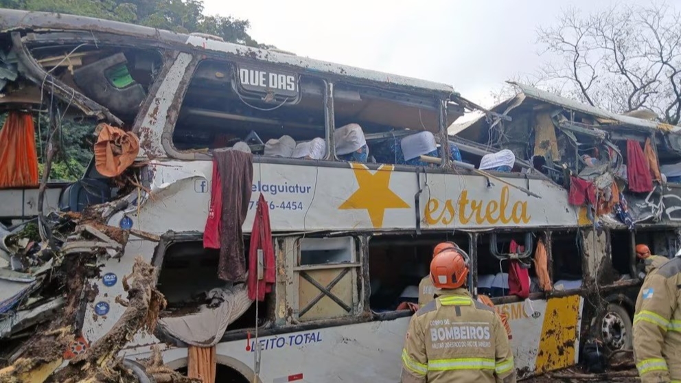Un micro con 47 pasajeros volcó en Brasil y dejó al menos diez muertos