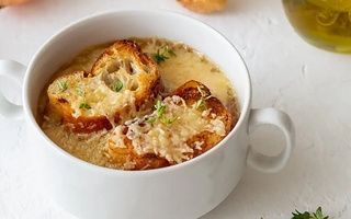 Cómo hacer la tradicional sopa de cebolla gratinada con poca plata