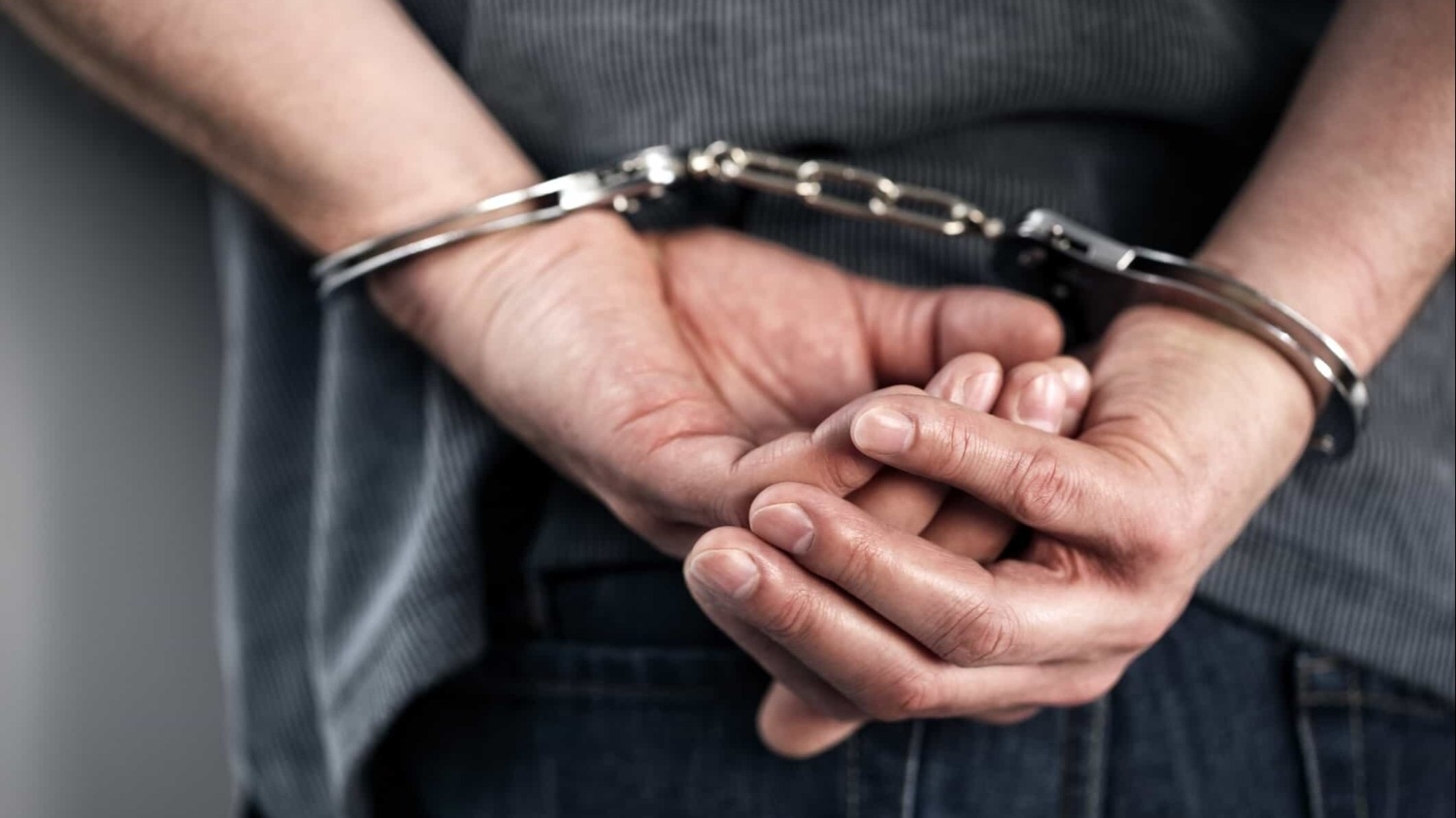 Mostró una identidad falsa y descubrieron que tenía pedido de captura