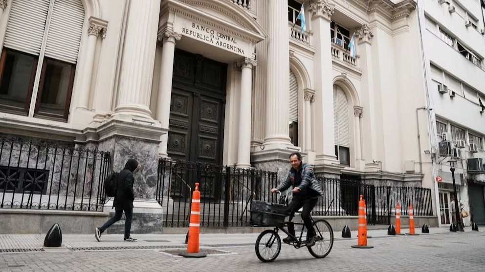 Peligra el plan económico por falta de pesos, de dólares y tipo de cambio atrasado 