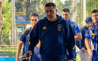 Boca llegó a Paraguay con Riquelme y se prepara para una noche clave