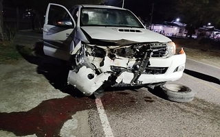 Un fuerte choque entre dos camionetas en Angaco y una terminó en una zanja