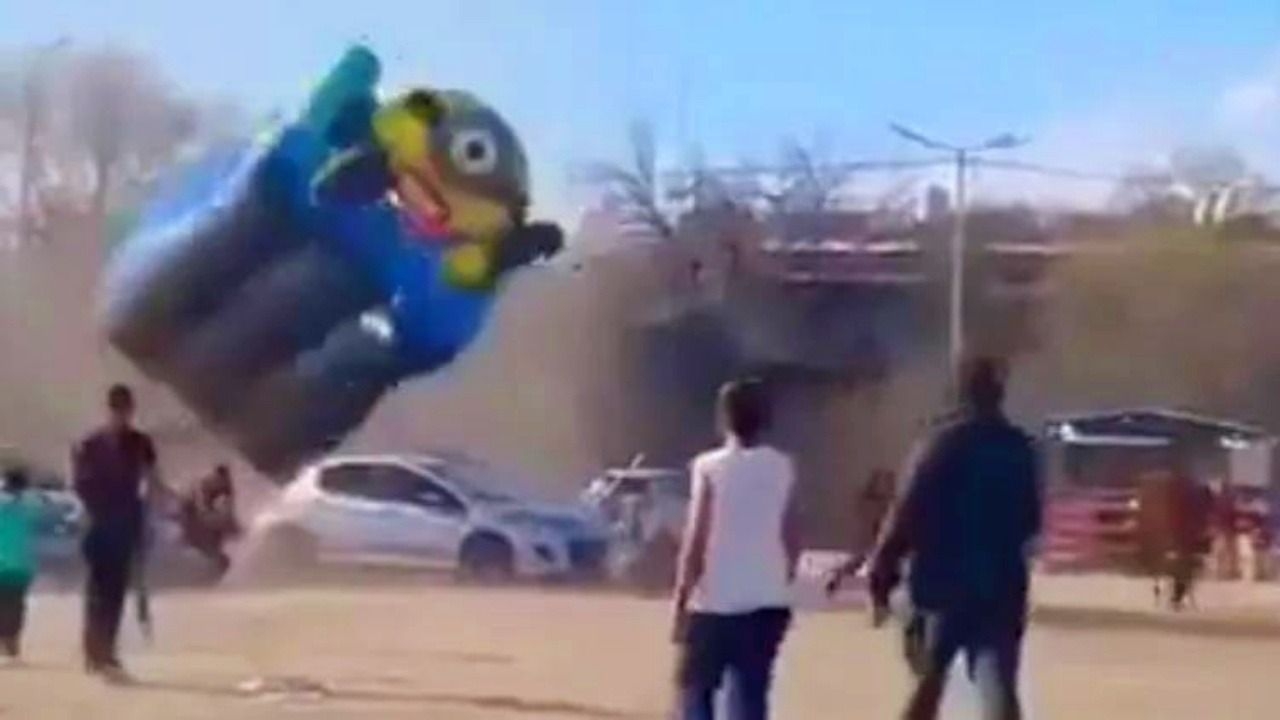 Un remolino levantó un castillo inflable con chicos adentro causando pánico