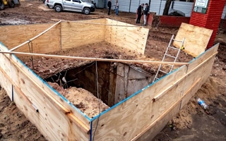 Sorpresa bajo una plaza: encontraron túneles ocultos durante una obra