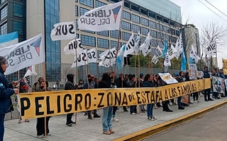 Marcha contra Mercado Libre por tasas del 1300%: "¡Galperin usurero!": 