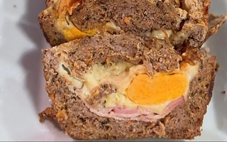 Cómo preparar un pan de carne relleno con queso y panceta paso a paso