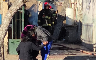 “Se quemó todo”: cuatro familias perdieron todo en un incendio en Rawson