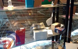 Ladrones entraron de madrugada a un paseo comercial y se llevaron hasta 20 iPhone